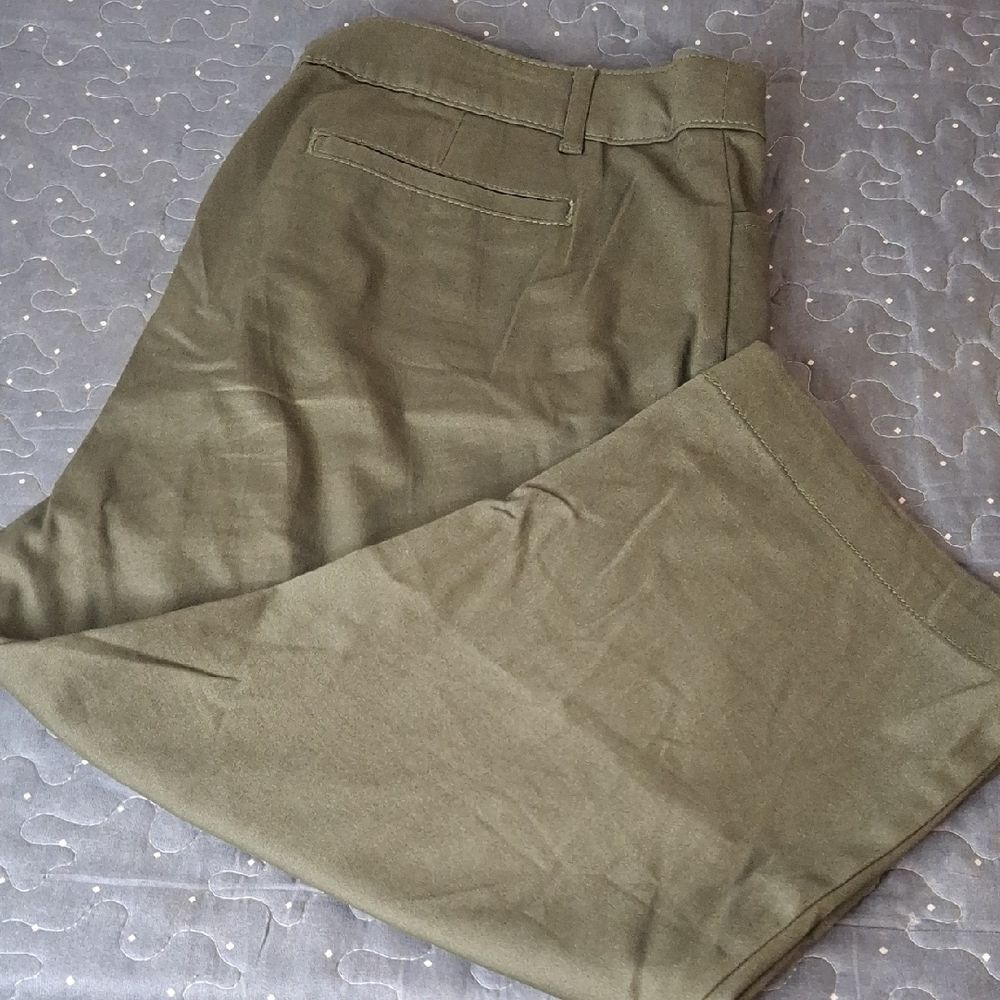 St John's Bay Women's Green Capri Pants size 18